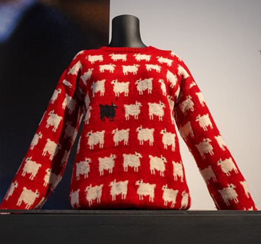 소더비 경매에서 114만 달러(약 15억 원)에 낙찰된 검은양 스웨터. 소더비 제공