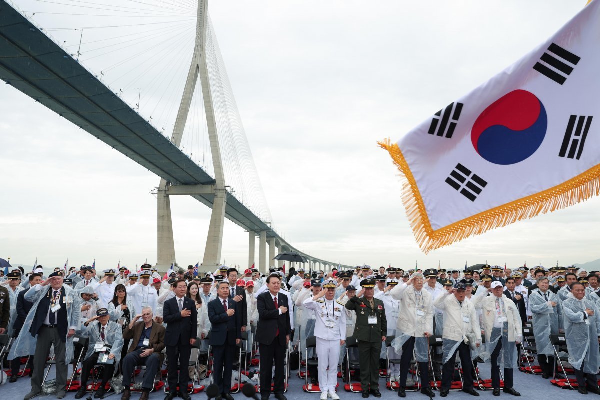 윤석열 대통령이 15일 인천 수로 및 팔미도 근해 노적봉함에서 열린 제73주년 인천상륙작전 전승기념식에서 국민의례를 하고 있다.