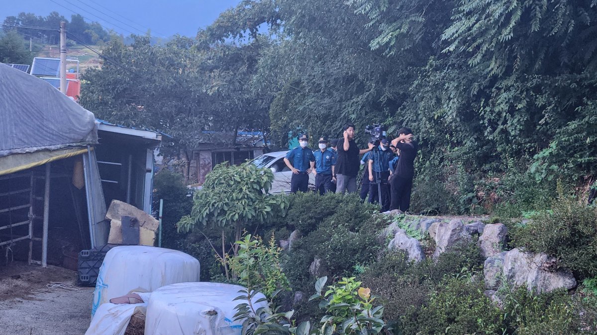 경찰 관계자들이 일가족 5명이 사망한 전남 영암군의 한 농가 주택을 조사하고 있다. 독자 제공