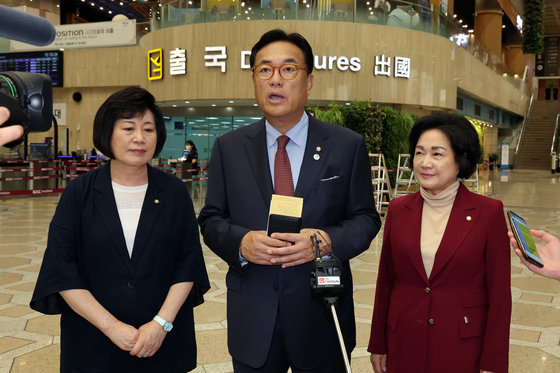 정진석 국회 한일의원연맹 회장이 14일 오후 서울 강서구 김포공항 출국장에서 일본 도쿄로 출국 전 취재진 질문에 답하고 있다. 국회 한일의원연맹 소속 여야 의원들은 오는 15일 도쿄 일본 중의원에서 개최되는 합동총회에 참석한다. 2023.9.14/뉴스1 ⓒ News1