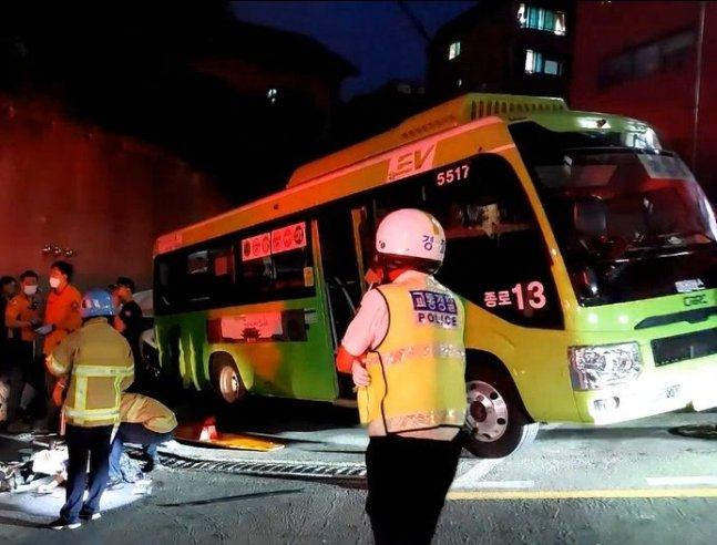 지난 14일 오후 7시경 서울 종로구 홍지동 상명대학교 인근에서 마을버스가 오르막길을 오르다 미끄러졌다. 종로소방서 제공