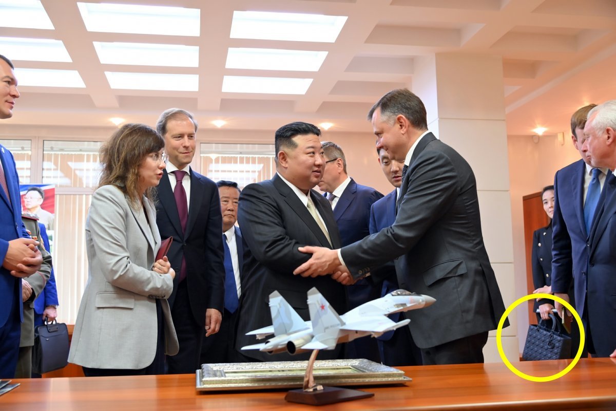 김정은 북한 국무위원장이 지난 15일 러시아 하바롭스크주 콤소몰스크나아무레시 ‘유리 가가린’ 전투기 생산공장을 참관했다고 당 기관지 노동신문이 16일 보도했다. 김 위원장의 여동생 김여정 노동당 부부장이 프랑스 고가품 브랜드 ‘크리스찬 디올’ 제품으로 추정되는 가방을 들고 있다. 평양 노동신문=뉴스1