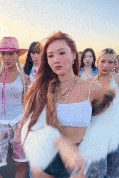 ‘교복 쩍벌 댄스’로 성상품화 논란에 휩싸인 가수 화사 인스타그램 갈무리