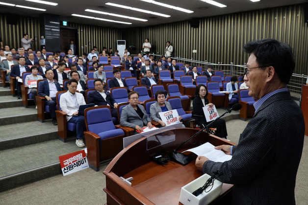 박광온 더불어민주당 원내대표가 16일 오후 서울 여의도 국회에서 열린 긴급 의원총회에서 모두발언을 하고 있다. 이날 민주당 의원총회에서는 단식 17일차를 맞는 이재명 대표의 건강을 우려, 대책을 논의했다. 2023.9.16/뉴스1