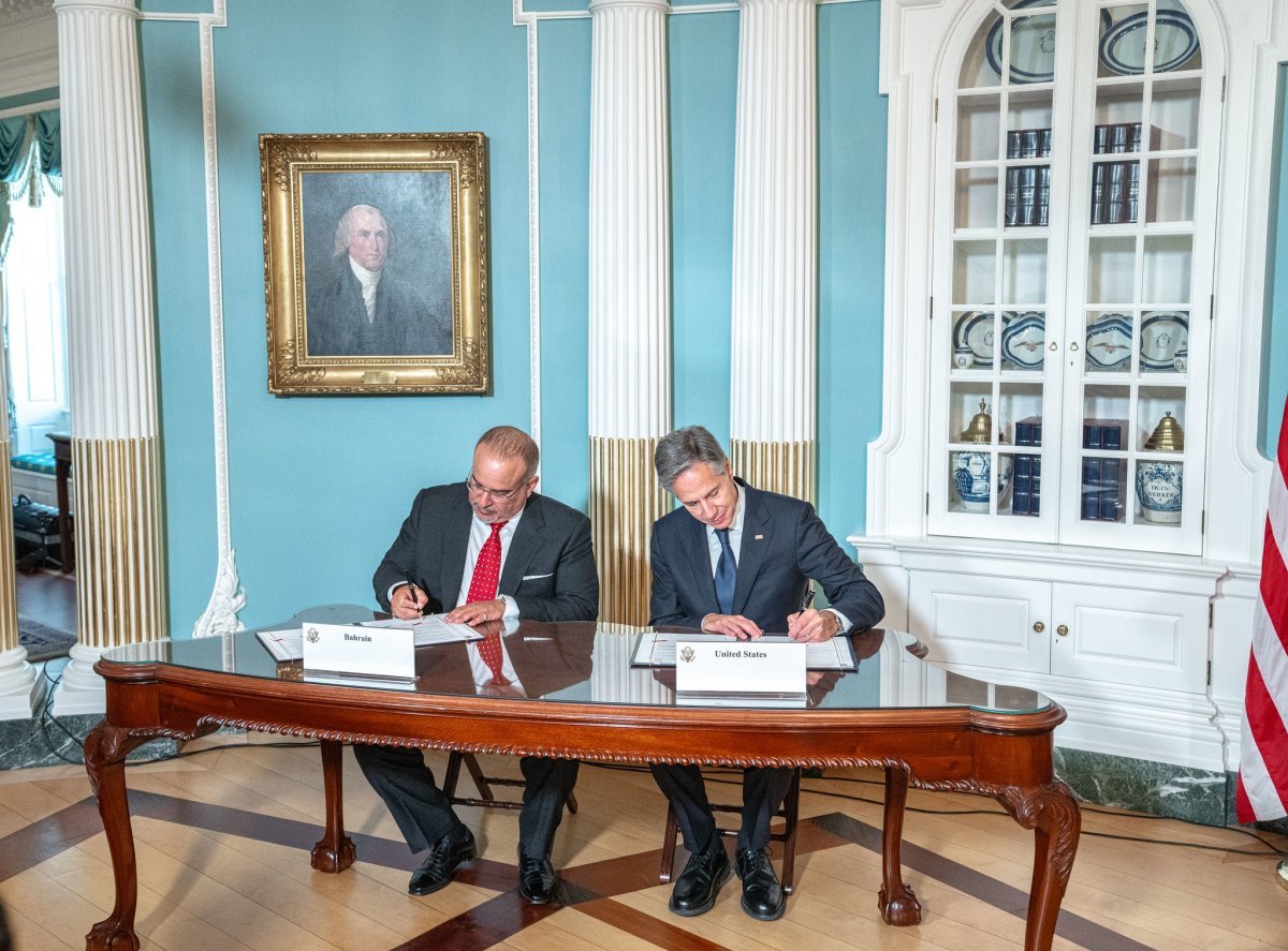 토니 블링컨 미국 국무부 장관(오른쪽)과 살만 빈 하마드 알 칼리파 바레인 왕세자겸 총리가 13일 미국 워싱턴의 국무부에서 ‘전략적 안보 경제 협정’에 서명하고 있다. 토니 블링컨 장관 트위터 캡처