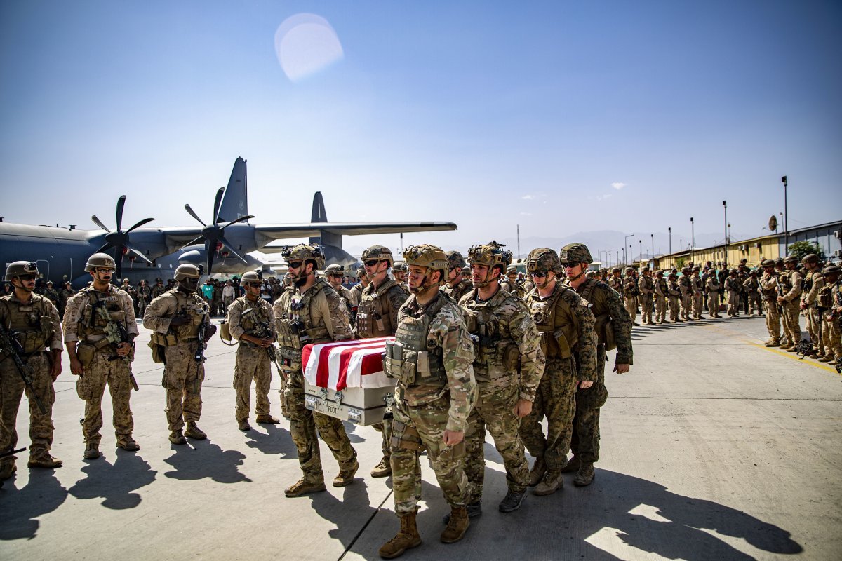 2021년 8월 미군들이 아프간 철수 직전 발생한 공격으로 사망한 동료의 시신을 운구하고 있다. 중동에서 발생하는 미군 사상자는 모든 미국 정부의 큰 부담이었다. 카불=AP 뉴시스