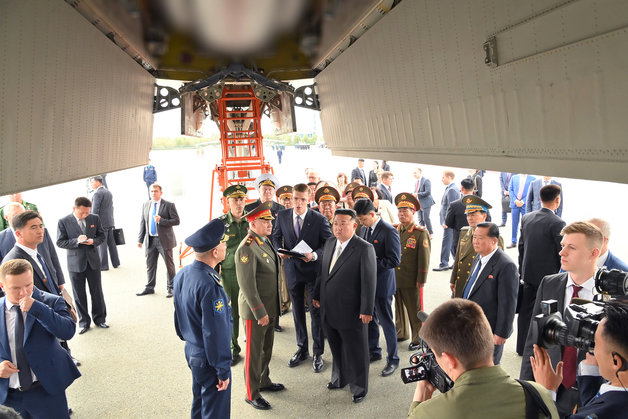 김정은 북한 국무위원장이 16일 러시아 블라디보스토크 인근 군 비행장 및 해군기지를 방문했다. 평양 노동신문=뉴스1