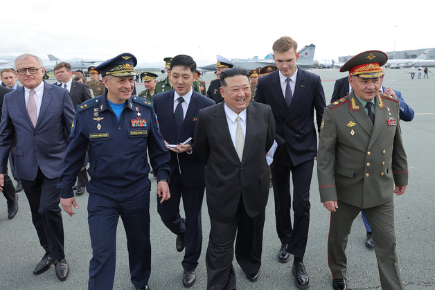 김정은 북한 국무위원장이 16일 러시아 블라디보스토크 인근 군 비행장 및 해군기지를 방문했다. 평양 노동신문=뉴스1