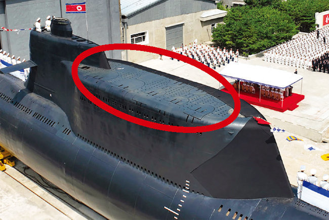 북한 ‘김군옥영웅함’의 세일(sail)에 설치된 수직발사관(VLS). [뉴시스]
