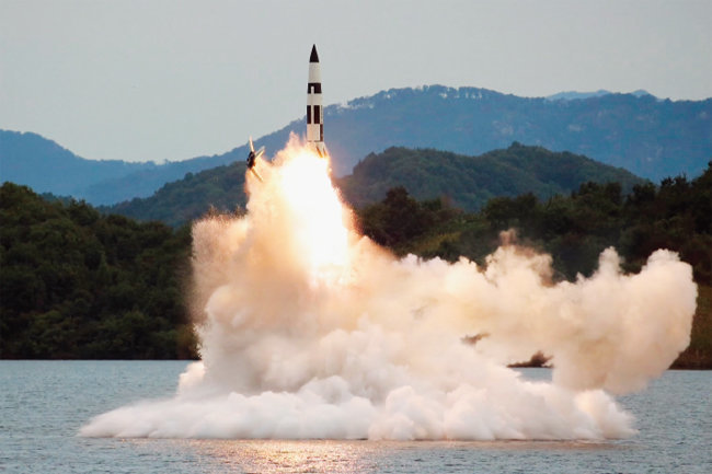 지난해 9월 평안북도 태천 저수지에서 발사된 북한 화성-11ㅅ 미사일. [뉴시스]