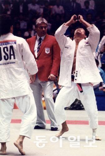 1988 서울올림픽에서 금메달을 확정지은 순간 김재엽 교수가 하늘을 보면서 환호하고 있다. 동아일보 DB