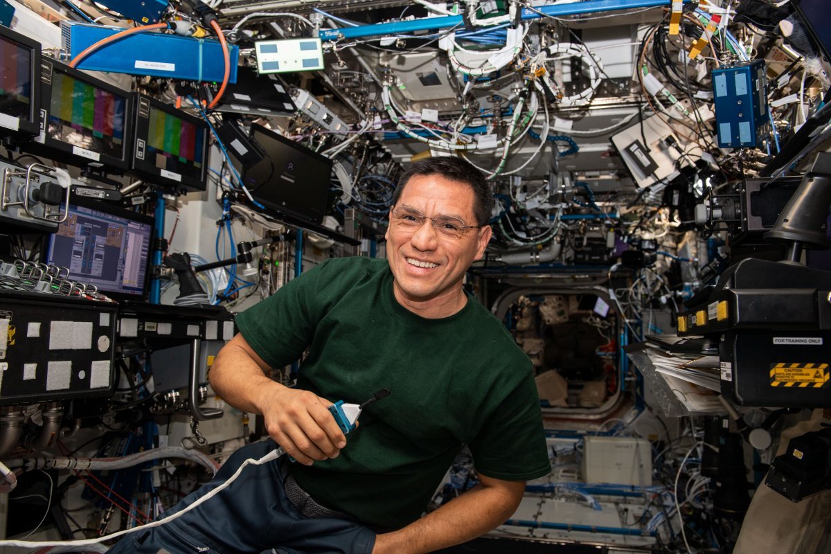 프랭크 루비오 미국 항공우주국(NASA) 우주비행사가 국제우주정거장(ISS) 내 실험실에서 웃고  있다. NASA 제공