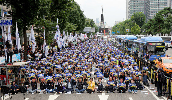 전국철도노조 조합원들이 16일 오후 서울 용산구 남영역 앞 대로에서 열린 총파업 승리 결의대회에서 구호를 외치고 있다. 2023 9.16 뉴스1