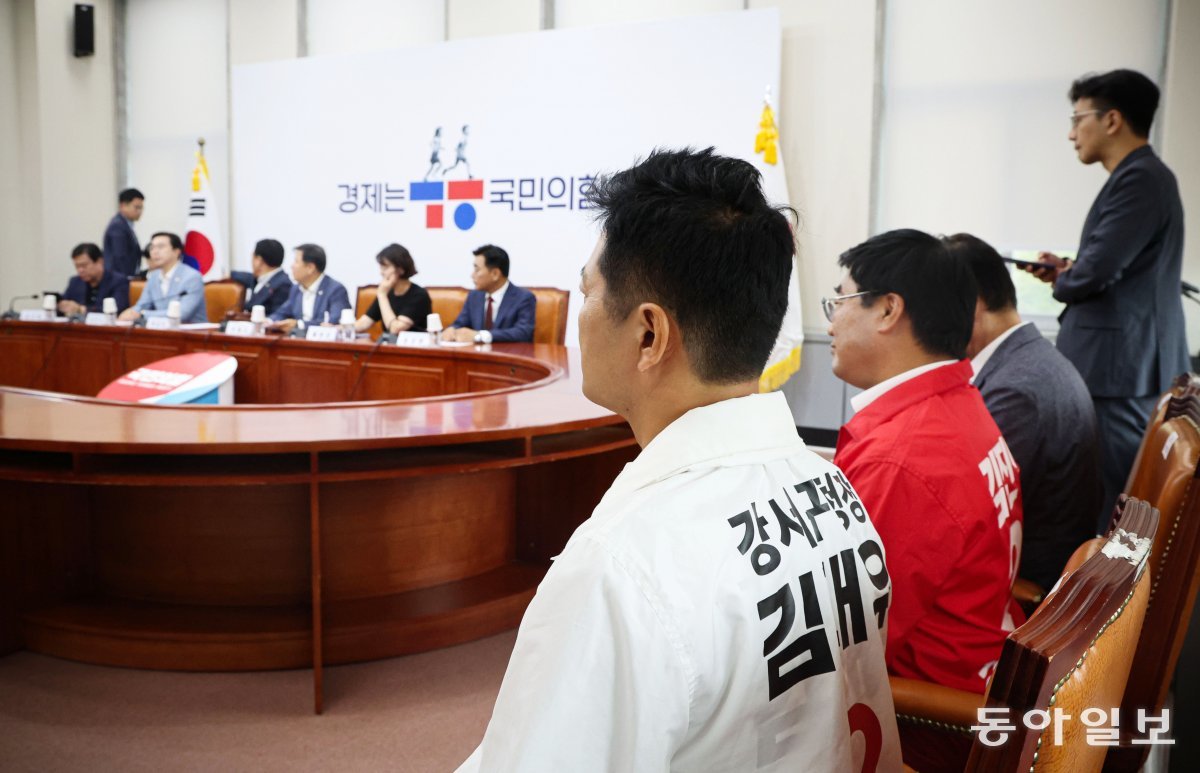 17일 김태우 전 강서구청장을 비롯한 후보자들이 자리에 앉아 당선 결과를 기다리고 있다. 박형기 기자 oneshot@donga.com