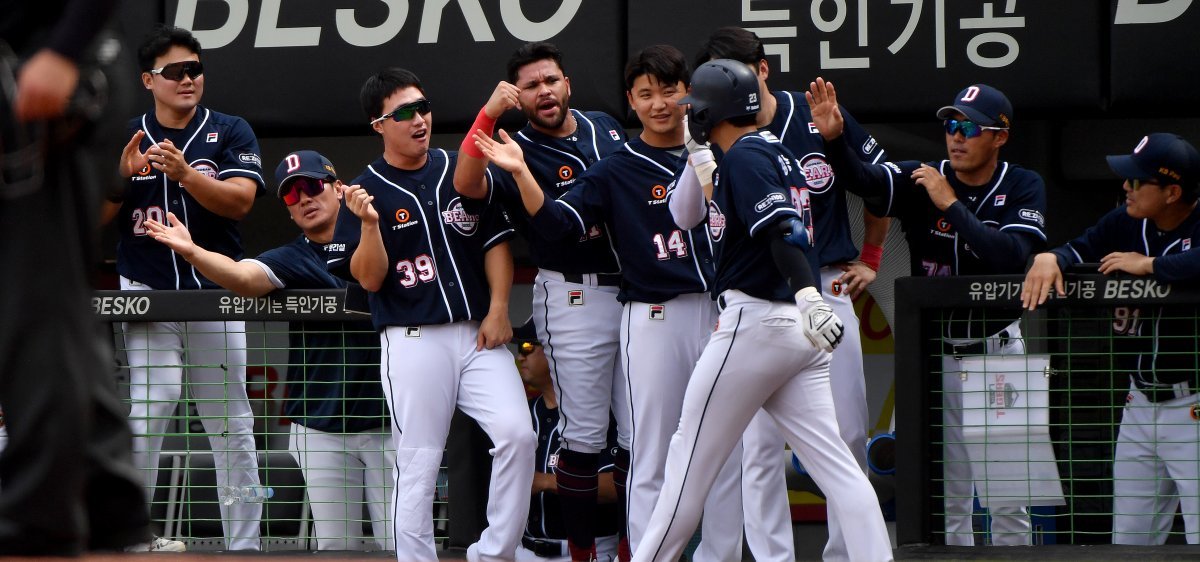 두산 강승호(앞)가 17일 KIA와의 프로야구 방문경기에서 2회 2사 후 상대 선발 파노니를 상대로 좌월 선제 솔로포를 터뜨린 뒤
 더그아웃에서 동료들의 환영을 받고 있다. 15일 경기에서 사이클링 히트를 기록한 그는 이날도 3루타를 제외하고 홈런과 단타, 
2루타를 차례로 쳐냈다. 광주=뉴시스