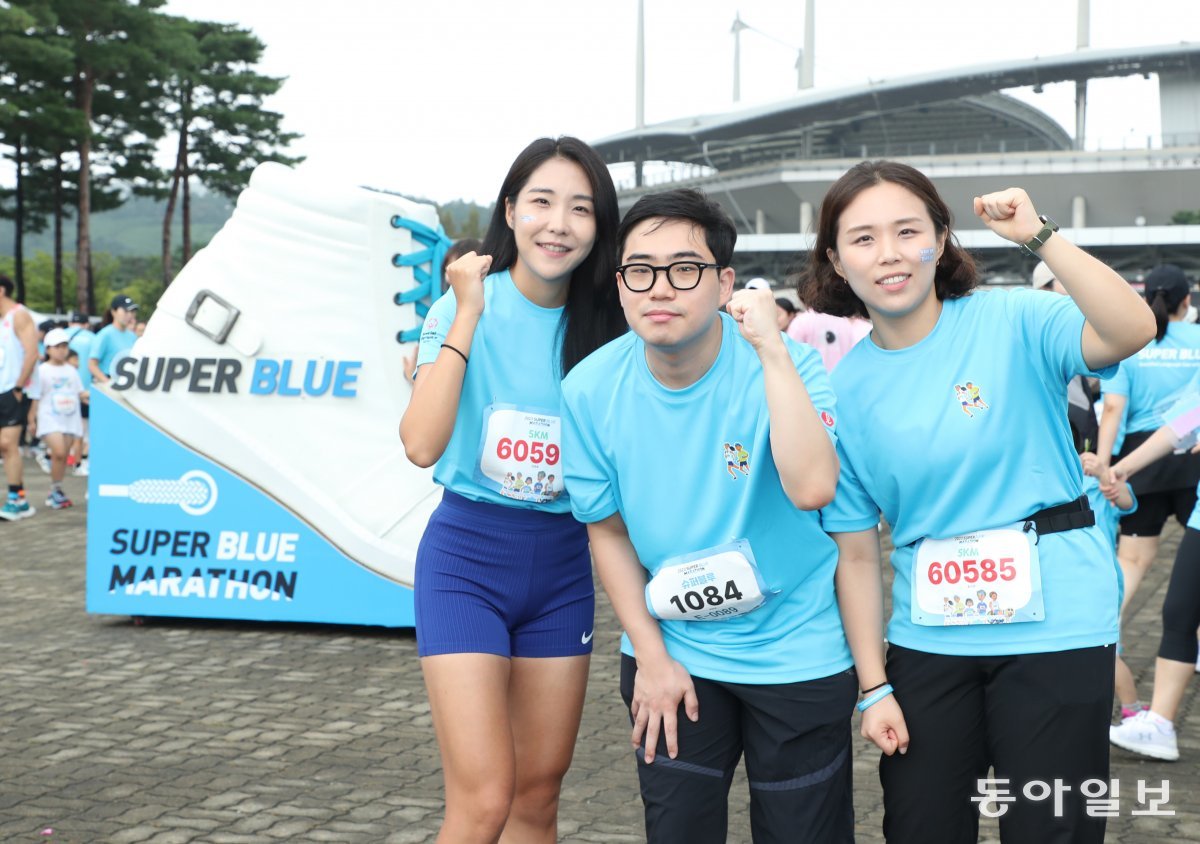 17일 열린 2023 슈퍼블루마라톤에서 ‘베스트 팀’으로 뽑힌 김현희 최원재 송지현 씨(왼쪽부터). 2015년부터 이 대회를 열고
 있는 스페셜올림픽코리아는 올해부터 ‘션샤인 러닝 클래스’를 마련해 장애인과 비장애인이 함께 대회를 준비할 수 있도록 돕고 그중 
가장 좋은 호흡을 자랑한 팀을 베스트 팀으로 선정했다. 신원건 기자 laputa@donga.com