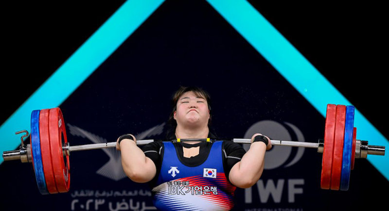 박혜정이 17일 세계역도선수권대회 여자 87kg 이상급에서 인상(124kg), 용상(165kg), 합계(289kg) 모두 1위를 
차지하며 한국 여자 선수 최초로 대회 3관왕에 올랐다. 사진은 박혜정의 용상 경기 모습. 사진 출처 국제역도연맹(IWF) 홈페이지