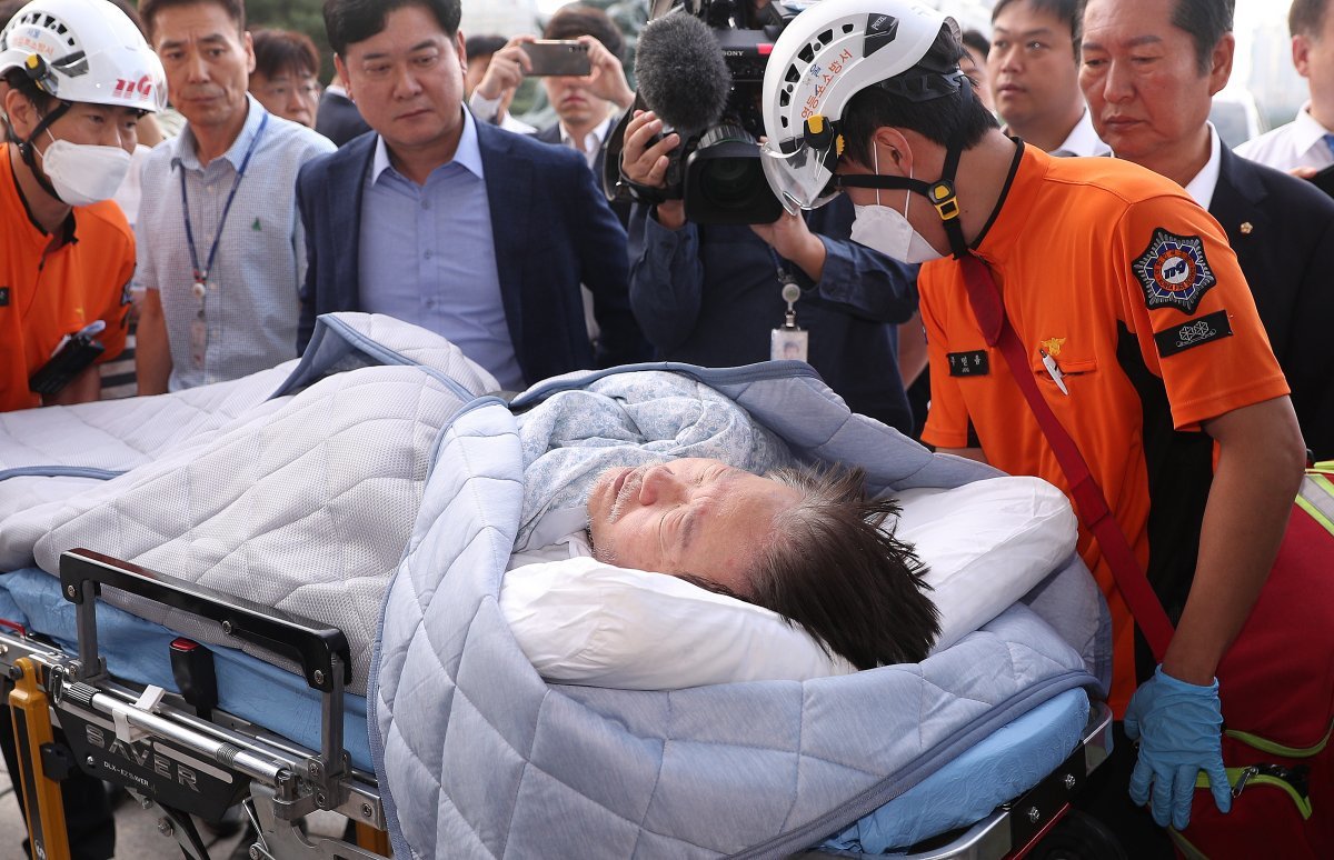 단식 19일 차인 더불어민주당 이재명 대표가 18일 오전 서울 여의도 국회 당 대표실에서 119 구급대에 실려 국회 인근의 여의도 성모병원 응급실로 이송되고 있다. 뉴스1