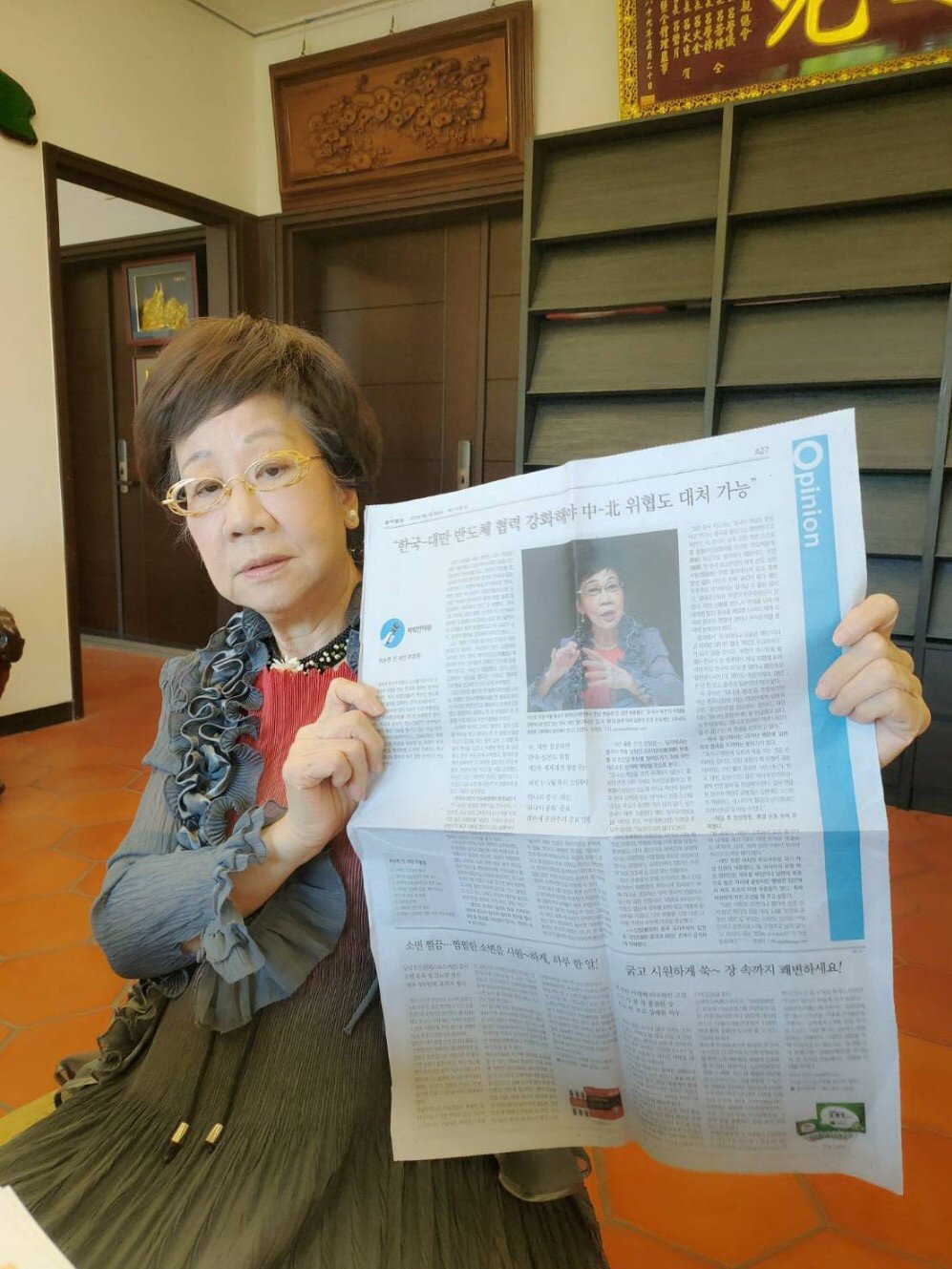 대만 타이베이 자택에서 자신의 기사가 게재된 동아일보 지면을 들어보이고 있는 뤼슈롄 전 대만 부총통