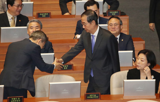 한덕수 국무총리가 18일 오전 서울 여의도 국회에서 열린 제410회국회(정기회) 제6차 본회의에서 악수를 나누고 있다. 2023.9.18. 뉴스1