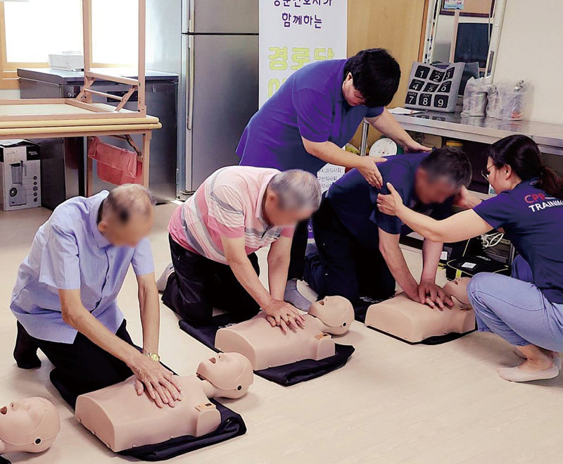 어르신들이 경로당에서 심폐소생술 실습을 하고 있다. 중랑구 제공