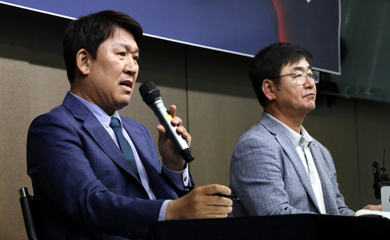 조계현 KBO 전력강화위원회 위원장(왼쪽)과 류중일 아시안게임 야구 대표팀 감독. /뉴스1 DB