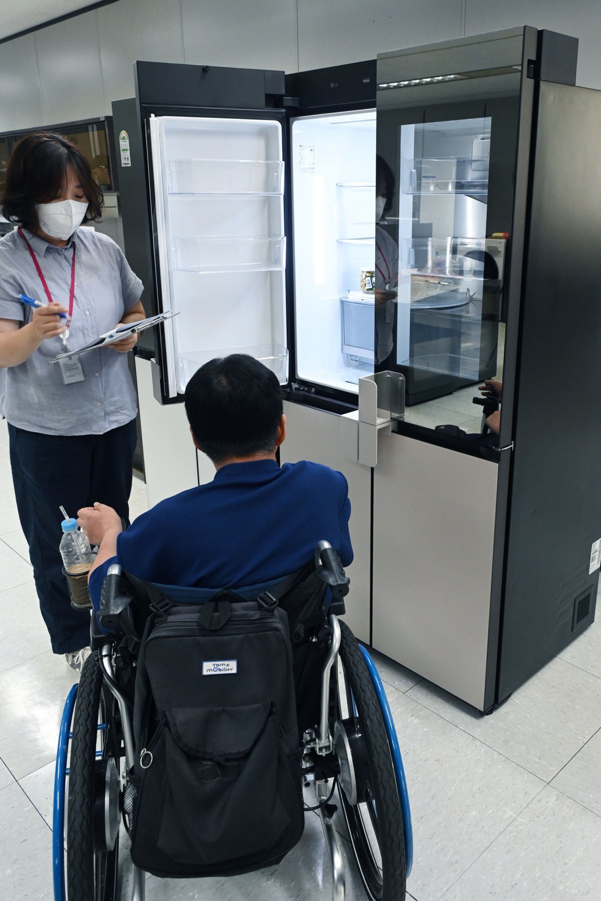 12일 오후 서울 금천구 LG전자 가산연구개발(R&D) 캠퍼스 18층에서 휠체어를 탄 장애인 자문단이 LG전자 냉장고의 사용성 테스트를 진행하고 있다. LG전자 제공