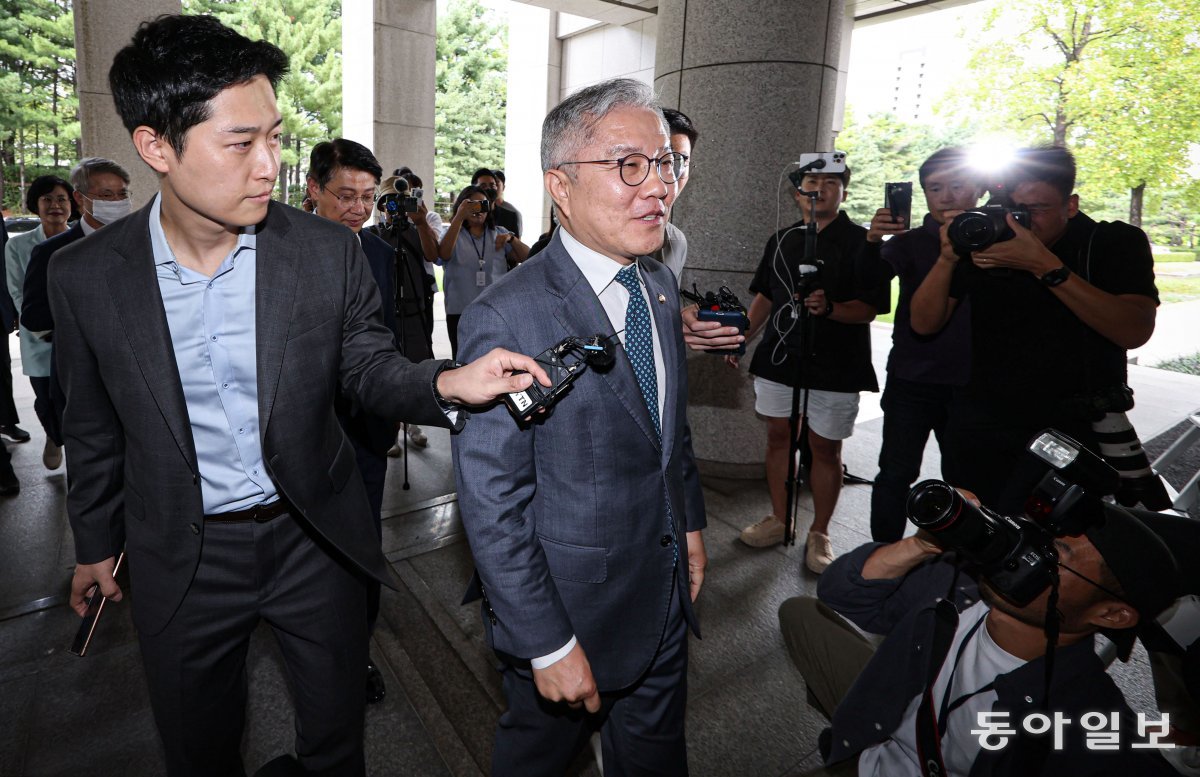 18일 최강욱 의원이 취재진 질문에 답하지 않은 채 법정으로 들어가고 있다. 박형기 기자 oneshot@donga.com