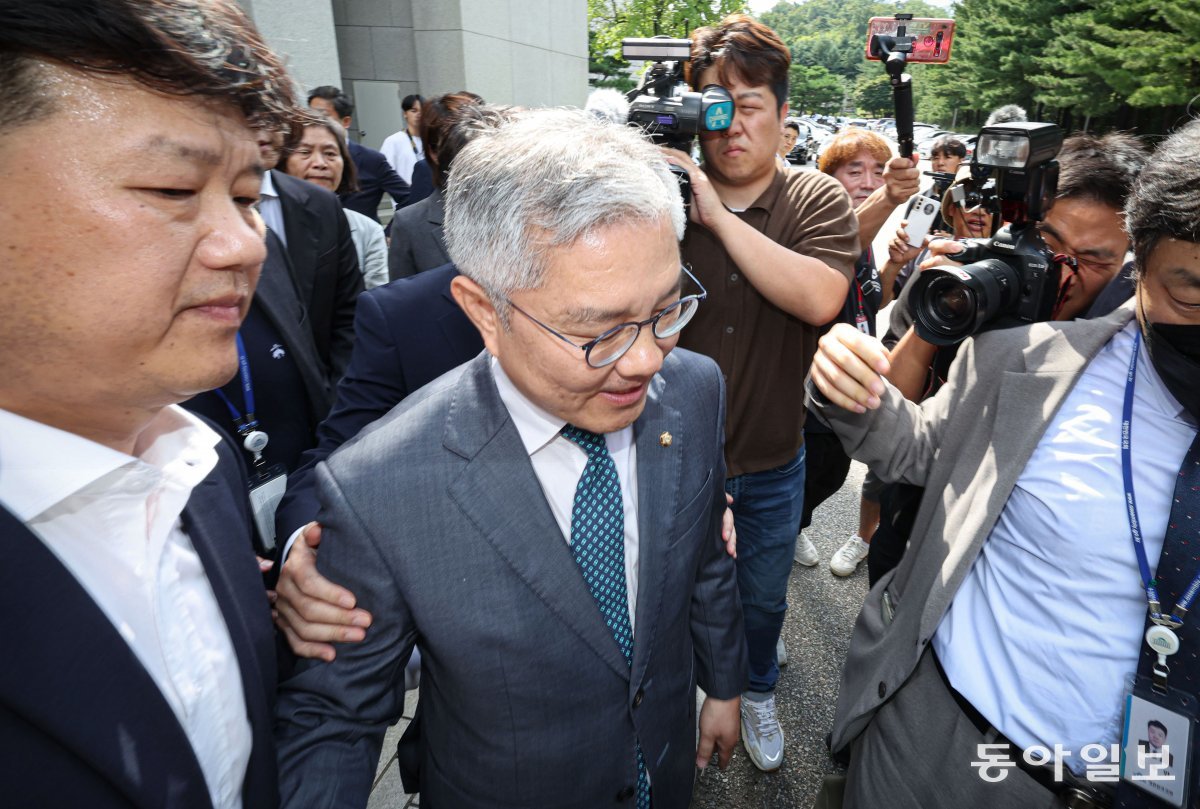 18일 최강욱 의원이 취재진의 질문을 받으며 대법원을 나서고 있다. 박형기 기자 oneshot@donga.com