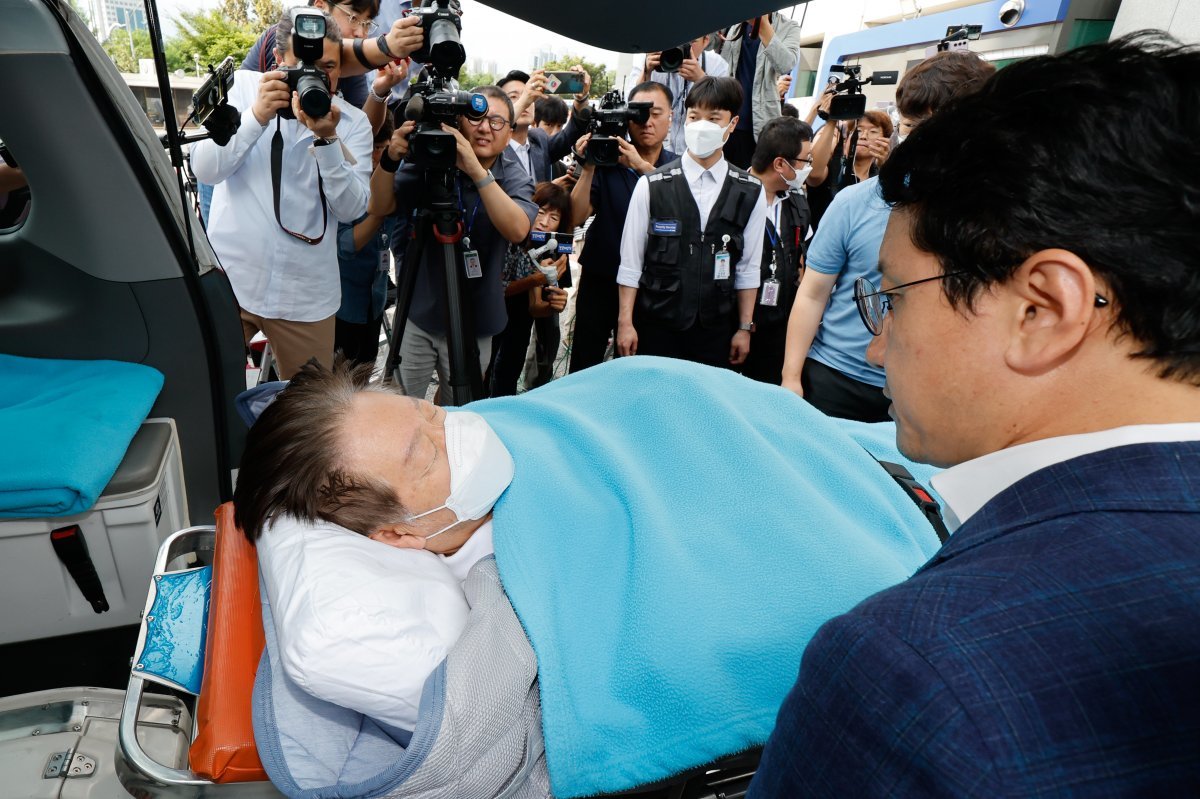 단식 투쟁 19일째인 더불어민주당 이재명 대표가 18일 오전 서울 가톨릭대학교 여의도 성모병원 응급실에서 녹색병원으로 이송되고 있다. 2023.9.18/뉴스1