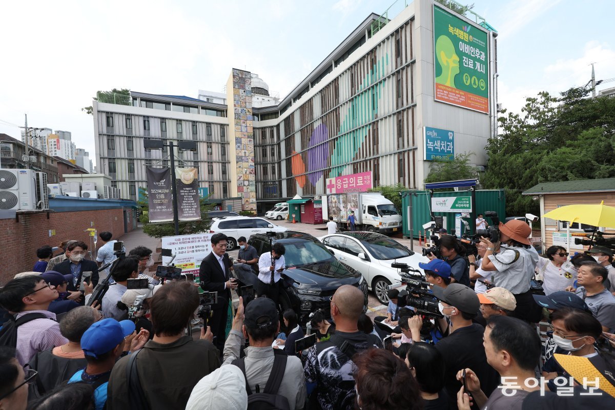 “병상에서도 계속 단식” 단식 중이던 더불어민주당 이재명 대표가 18일 건강 악화로 서울 중랑구 녹색병원으로 이송된 
가운데 민주당 한민수 대변인이 이 대표의 입원 직후 병원 앞에서 브리핑을 하고 있다. 한 대변인은 “이 대표는 병상에서도 단식을 
이어가겠다고 밝혔다”고 전했다. 김재명 기자 base@donga.com