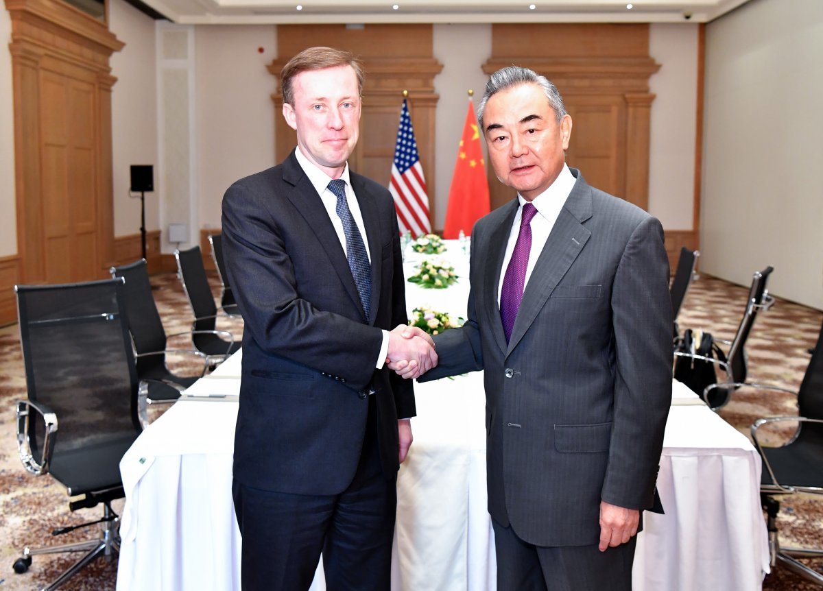 제이크 설리번 미국 국가안보보좌관(왼쪽)과 왕이 중국공산당 중앙정치국 위원 겸 외교부장이 16일(현지 시간) 지중해 몰타에서 만나 첫 번째 회담을 마친 뒤 악수를 나누고 있다. 사진 출처 중국 외교부 홈페이지