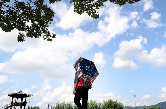 절기상 추분(秋分)을 앞두고 늦더위가 찾아온 18일 오후 대구 동구 해맞이동산에서 양산을 쓴 시민들이 산책하고 있다. 2023.9.18/뉴스1 ⓒ News1