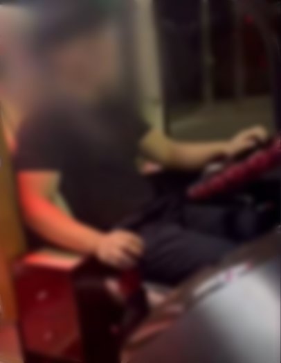 지난 5일 새벽 인천 부평구의 한 버스 차고지에 주차된 관광버스를 훔쳐 운전하다 친구를 태워 휴대전화로 자신을 촬영해달라고 한 10대의 모습. KBS뉴스 방송화면 캡처