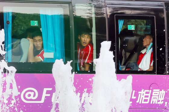 18일 오후 중국 진화시의 한 호텔에 마련된 보조 선수촌에 북한 아시안게임 축구대표팀 선수들이 버스를 타고 도착하고 있다. 2023.9.18. 뉴스1