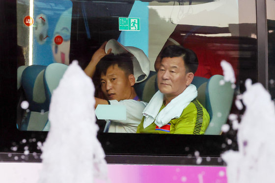 18일 오후 중국 진화시의 한 호텔에 마련된 보조 선수촌에 북한 아시안게임 축구대표팀 관계자들이 버스를 타고 도착하고 있다. 2023.9.18. 뉴스1