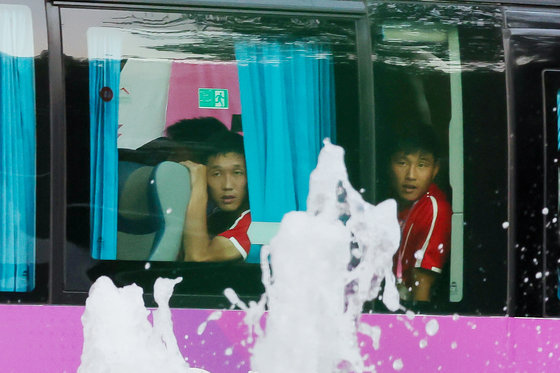 18일 오후 중국 진화시의 한 호텔에 마련된 보조 선수촌에 북한 아시안게임 축구대표팀 선수들이 버스를 타고 도착하고 있다. 2023.9.18. 뉴스1