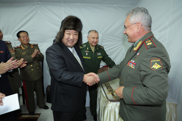 김정은 북한 국무위원장이 세르게이 쇼이구 러시아 국방장관으로부터 받은 모자를 쓴 모습. 뉴스1