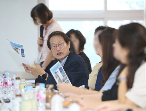 조희연 서울시교육감이 8일 오전 서울 서대문구 연희중학교에서 2학기 교육활동 및 더 질 높은 학교교육을 위한 학교 지원방안을 주제로 교직원, 학생, 학부모와 간담회를 하고 있다. (서울시교육청 제공) 2023.9.8/