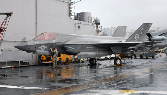 23일 부산작전기지에 입항해 있는 미 마킨 아일랜드함 갑판에 수직 이착륙 스텔스 전투기 F-35B 탑재돼 있다. 2023.3.23. 사진공동취재단