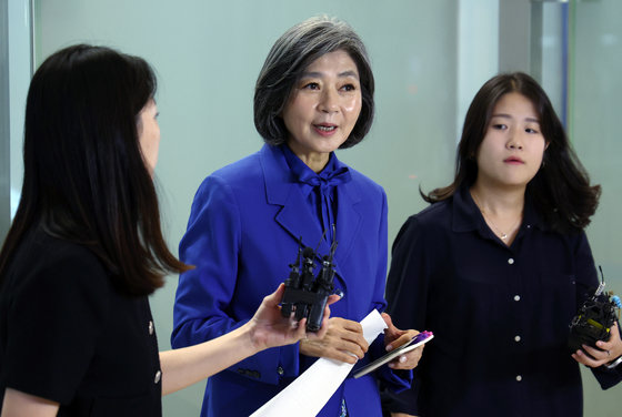 김행 여성가족부 장관 후보자가 18일 오전 서울 종로구의 한 빌딩에 마련된 인사청문회 준비 사무실로 출근하며 취재진과 질의응답을 갖고 있다. 2023.9.18/뉴스1