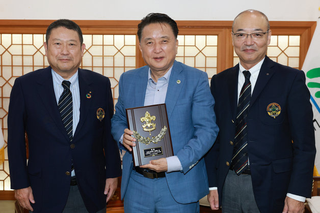 김영환 충북지사가 19일 일본 스카우트연맹에게 감사패를 받은 뒤 기념촬영하고 있다. (충북도 제공)