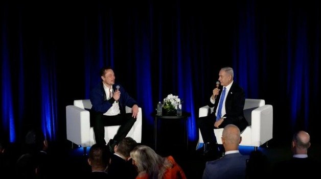 소셜미디어 엑스(X·구 트위터)를 소유한 일론 머스크(왼쪽) 테슬라 CEO(최고경영자)가 베냐민 네타냐후 이스라엘 총리와 18일(현지시간) 미국 캘리포니아 프리몬트 소재 테슬라 공장에서 대담을 갖고 있다. 이 자리에서 머스크는 X 사용자들을 상대로 월 구독료를 부과하겠다고 밝혔다. 이날 회담은 온라인으로 생중계됐다.(X ‘Benjamin Netanyahu’ 갈무리) 2023.9.18.