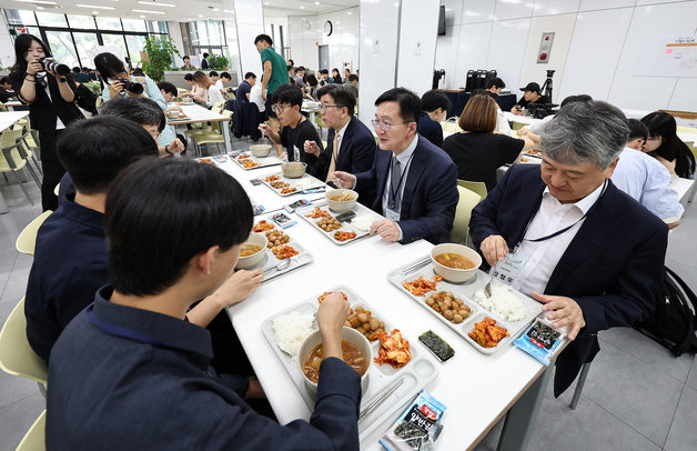 유홍림 서울대학교 총장을 비롯한 학교 관계자들과 재학생들이 19일 오전 서울 관악구 서울대 학생회관 내 구내식당에서 ‘천원의 식사’를 먹고 있다. 2023.9.19 뉴스1