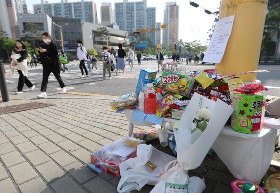 11일 오전 경기 수원시 권선구의 한 사거리에 우회전하던 시내버스에 치여 숨진 아이를 추모하는 물품들이 놓여져 있다. 지난 10일 경기 수원시 권선구의 한 사거리에서 9살 A군이 우회전하던 시내버스에 치여 숨졌다. 사고가 난 곳은 어린이보호구역으로, 사고 당시 보행자 신호는 녹색이었다. 2023.5.11/뉴스1