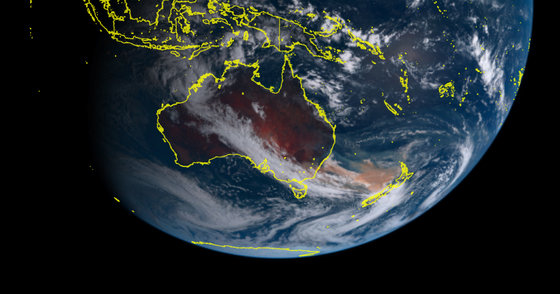 일본 기상청의 히마와리-8 위성에 지난 2020년1월5일 촬영한 사진으로, 호주 산불로 인해 발생한 노란 연기 구름이 호주에서 다소 떨어져 있는 뉴질랜드까지 뒤덮고 있는 모습을 보여 준다.(히마와리 위성 캡처)2020.1.5/뉴스1