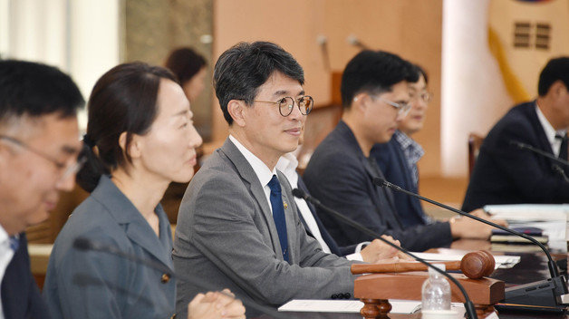 김완섭 기획재정부 2차관이 19일 오후 서울 종로구 정부서울청사에서 열린 ‘복권위원회 전체회의’를 주재하고 모두발언을 하고 있다.