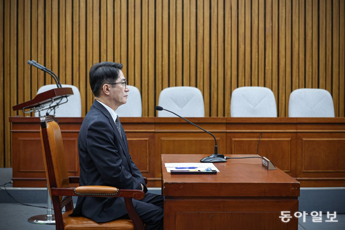 19일 이균용 대법원장 후보자가 바른 자세로 앉아 의원 질의를 듣고 있다. 박형기 기자 oneshot@donga.com