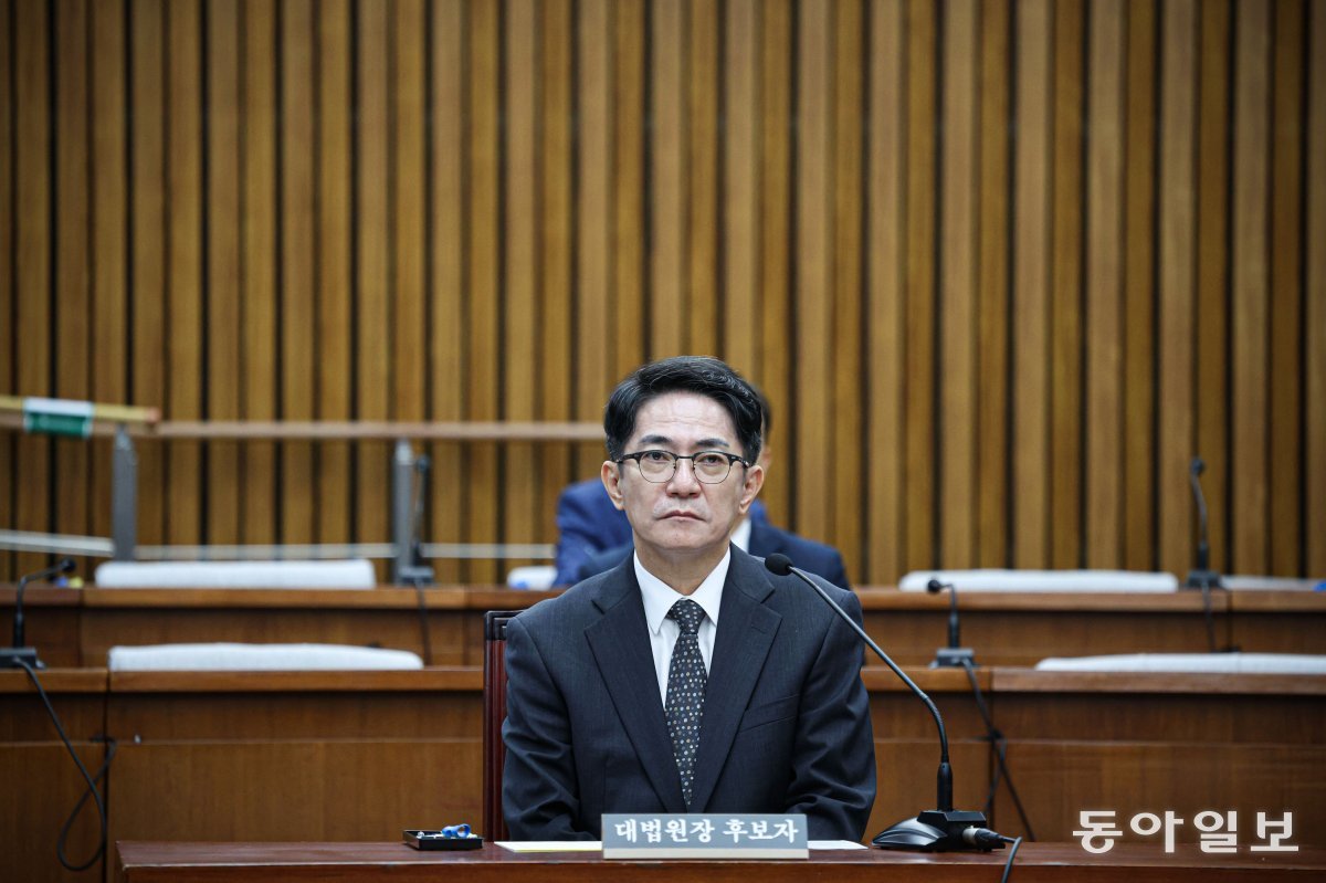 19일 이 후보자가 자리에 앉아 의원 질의를 듣고 있다. 박형기 기자 oneshot@donga.com