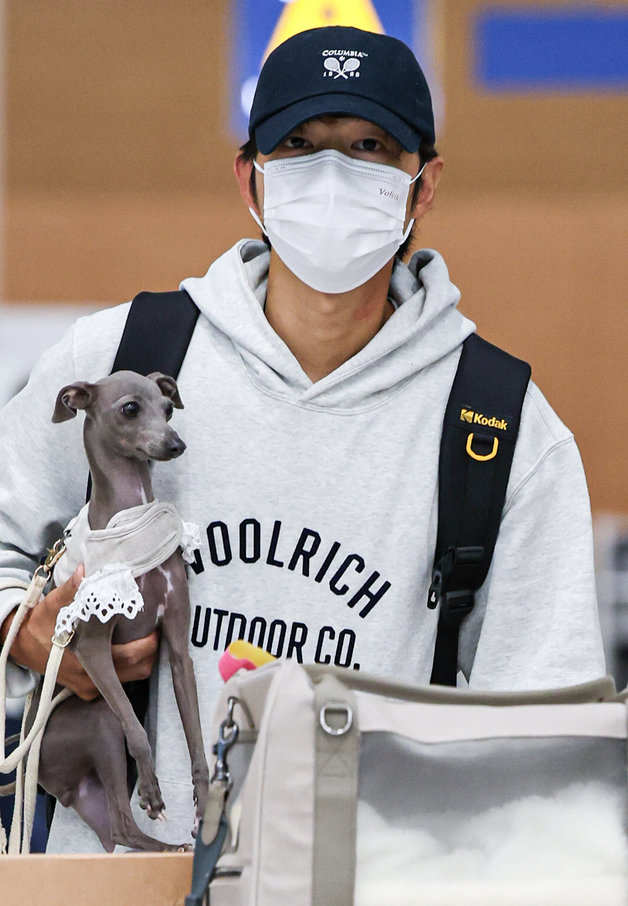 배우 송중기가 19일 오후 인천국제공항 제2터미널을 통해 귀국하고 있다. 2023.9.19 뉴스1